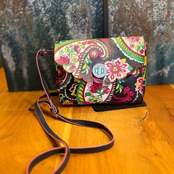 Vera Bradley 2014 Scalloped Hipster in Petal Paisley-
RETIRED PATTERN - Picture 5 of 16